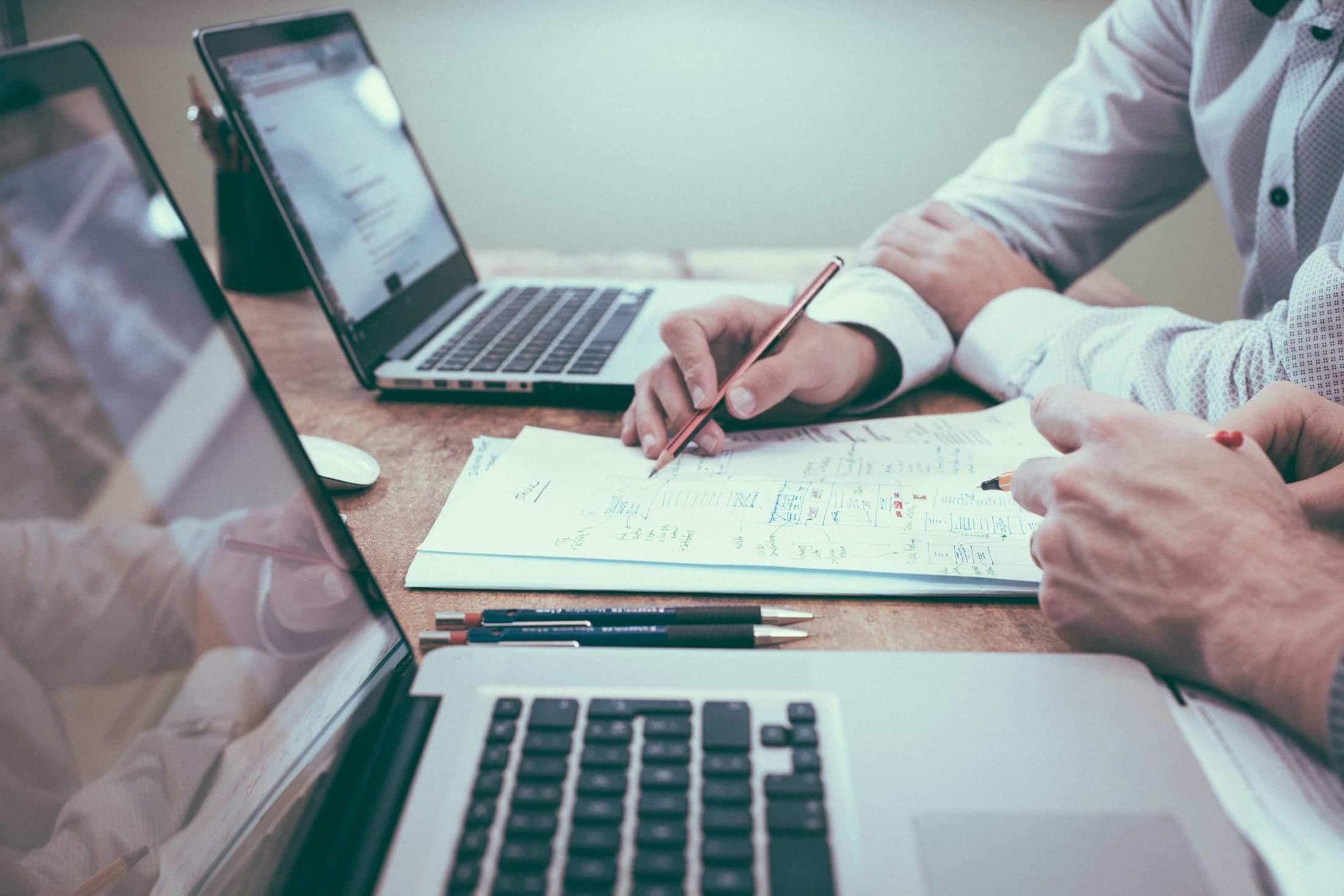 Equipa a analisar contas e a trabalhar no software